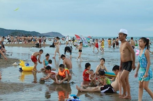 Турбазы Вьетнама привлекли большое число туристов в выходные дни - ảnh 1